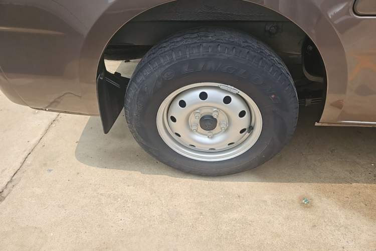 Used CHANGAN KAICHENG Ruixing M60 2023 1.5L GDI Comfort-Class Passenger Vehicle 6/7 Seats Right Rear Wheel Hub