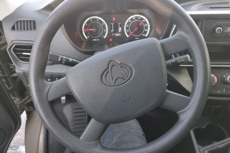 Used CHANGAN KAICHENG Ruixing M60 2023 1.5L GDI Comfort-Class Passenger Vehicle 6/7 Seats Steering Wheel