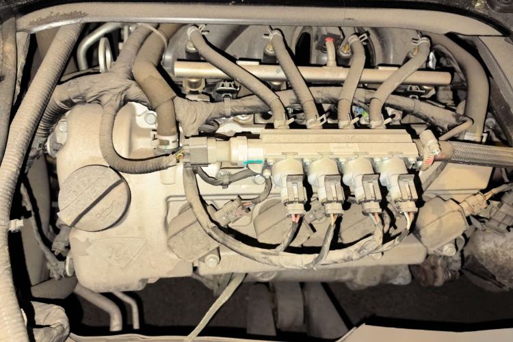 Used CHANGAN KAICHENG Ruixing M60 2023 1.6L CNG Comfort-Grade 6-Seater Passenger Vehicle Engine Bay
