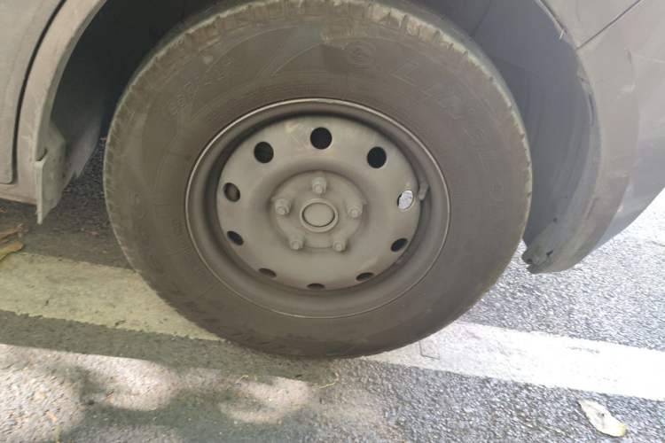 Used CHANGAN KAICHENG Ruixing M60 2023 1.6L CNG Comfort-Grade 6-Seater Passenger Vehicle Right Front Wheel Hub