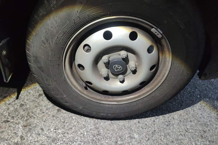 Used CHANGAN KAICHENG Ruixing M60 2023 1.5L GDI Comfort-Class Passenger Vehicle 6/7 Seats Right Front Wheel Hub