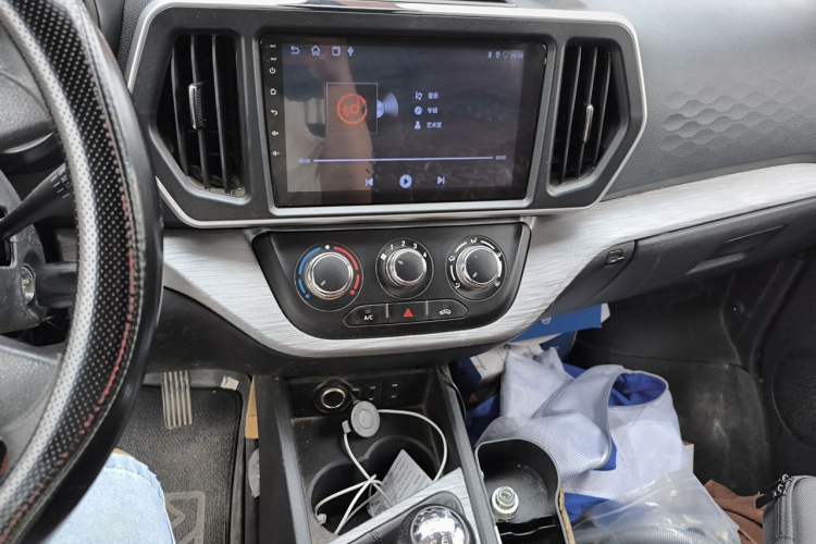Used CHANGAN KAICHENG Ruixing M60 2023 1.5L GDI Elite-Class Passenger Vehicle 6/7 Seats Audio And AC Panel