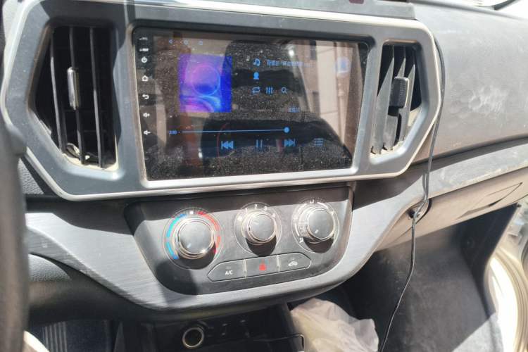 Used CHANGAN KAICHENG Ruixing M60 2023 1.5L GDI Elite-Class Passenger Vehicle 6/7 Seats Audio And AC Panel