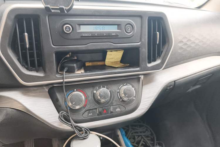 Used CHANGAN KAICHENG Ruixing M60 2023 1.5L GDI Comfort-Class Passenger Vehicle 6/7 Seats Audio And AC Panel