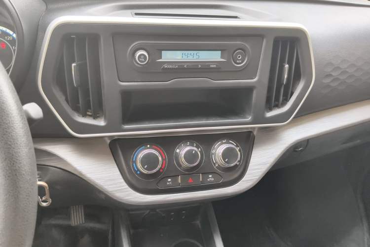Used CHANGAN KAICHENG Ruixing M60 2023 1.5L GDI Comfort-Class Passenger Vehicle 6/7 Seats Audio And AC Panel