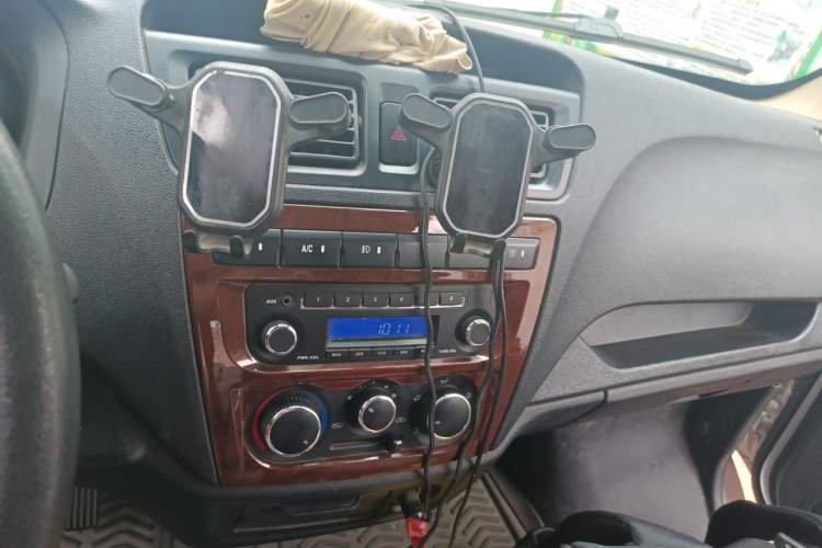 Used CHANGAN KAICHENG Ruixing M60 2023 1.6L CNG Comfort-Grade 6-Seater Passenger Vehicle Audio And AC Panel