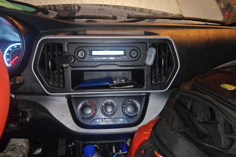 Used CHANGAN KAICHENG Ruixing M60 2023 1.5L GDI Comfort-Class Passenger Vehicle 6/7 Seats Audio And AC Panel