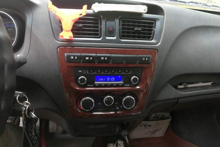 Used CHANGAN KAICHENG Ruixing M60 2023 1.6L CNG Comfort-Grade 6-Seater Passenger Vehicle Audio And AC Panel