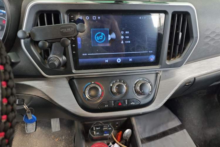 Used CHANGAN KAICHENG Ruixing M60 2023 1.5L GDI Comfort-Class Passenger Vehicle 6/7 Seats Audio And AC Panel