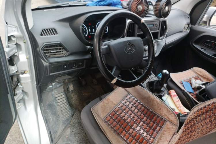 Used CHANGAN KAICHENG Ruixing M60 2023 1.5L GDI Comfort-Class Passenger Vehicle 6/7 Seats Audio And AC Panel