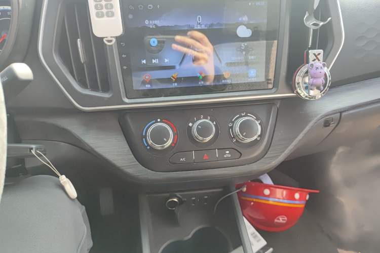 Used CHANGAN KAICHENG Ruixing M60 2023 1.5L GDI Elite-Class Passenger Vehicle 6/7 Seats Audio And AC Panel