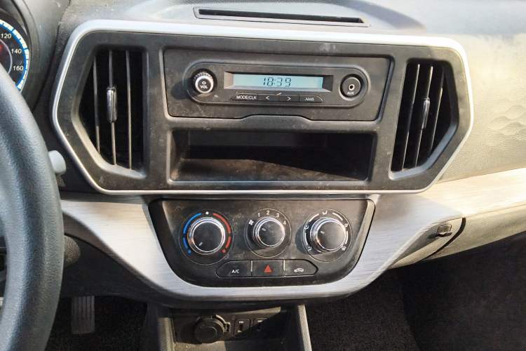 Used CHANGAN KAICHENG Ruixing M60 2023 1.5L GDI Comfort-Class Passenger Vehicle 6/7 Seats Audio And AC Panel