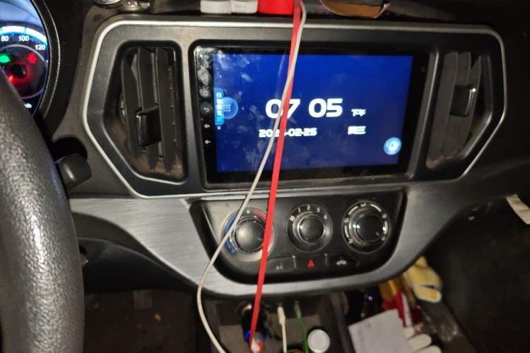 Used CHANGAN KAICHENG Ruixing M60 2023 1.6L CNG Comfort-Grade 6-Seater Passenger Vehicle Audio And AC Panel