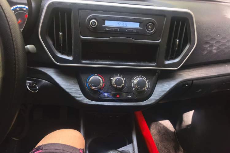 Used CHANGAN KAICHENG Ruixing M60 2023 1.5L GDI Comfort-Class Passenger Vehicle 6/7 Seats Audio And AC Panel