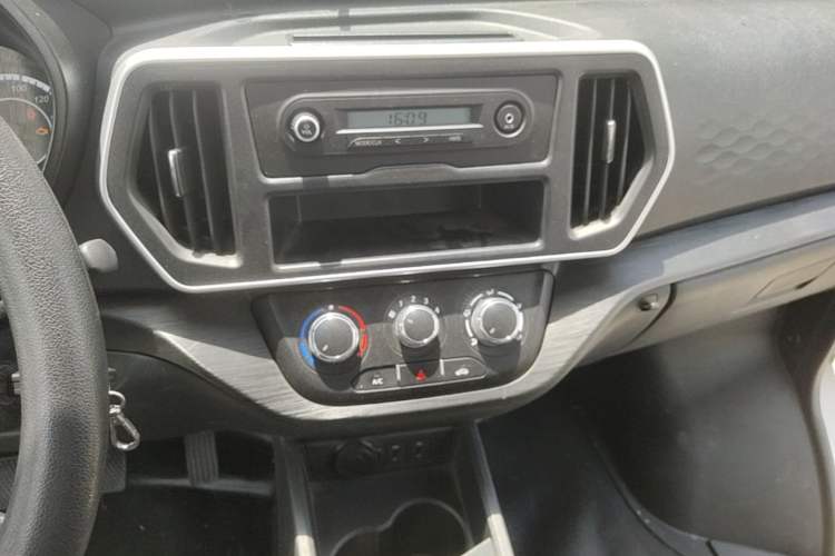 Used CHANGAN KAICHENG Ruixing M60 2023 1.5L GDI Comfort-Class Passenger Vehicle 6/7 Seats Audio And AC Panel