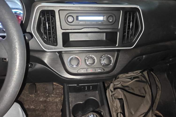 Used CHANGAN KAICHENG Ruixing M60 2023 1.5L GDI Comfort-Class Passenger Vehicle 6/7 Seats Audio And AC Panel