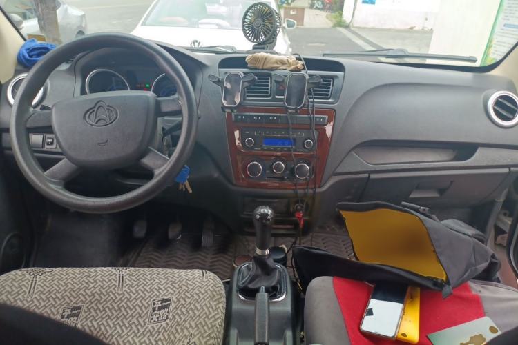 Used CHANGAN KAICHENG Ruixing M60 2023 1.6L CNG Comfort-Grade 6-Seater Passenger Vehicle Center Console