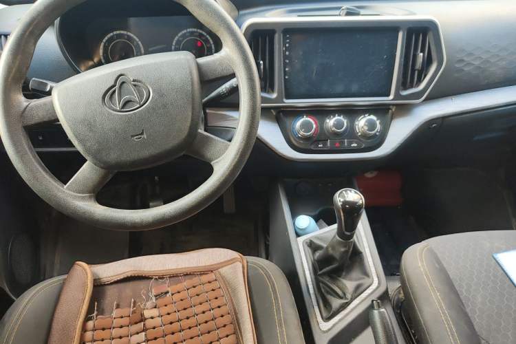 Used CHANGAN KAICHENG Ruixing M60 2023 1.6L CNG Comfort-Grade 6-Seater Passenger Vehicle Center Console