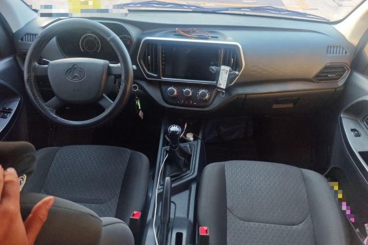 Used CHANGAN KAICHENG Ruixing M60 2023 1.6L CNG Comfort-Grade 6-Seater Passenger Vehicle Center Console
