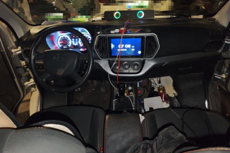 Used CHANGAN KAICHENG Ruixing M60 2023 1.6L CNG Comfort-Grade 6-Seater Passenger Vehicle Center Console