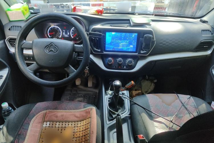 Used CHANGAN KAICHENG Ruixing M60 2023 1.6L CNG Comfort-Grade 6-Seater Passenger Vehicle Center Console