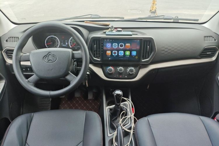 Used CHANGAN KAICHENG Ruixing M60 2023 1.6L CNG Comfort-Grade 6-Seater Passenger Vehicle Center Console