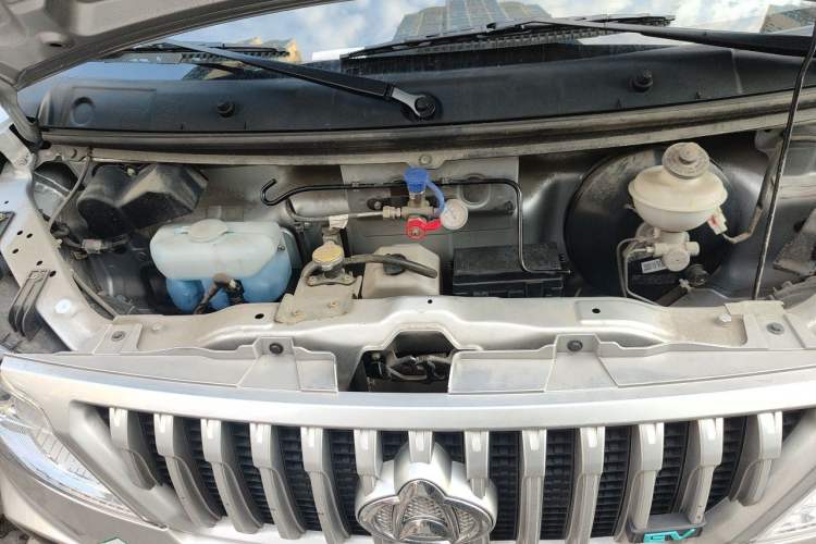 Used CHANGAN KAICHENG Ruixing M60 2023 1.6L CNG Comfort-Grade 6-Seater Passenger Vehicle Engine Bay