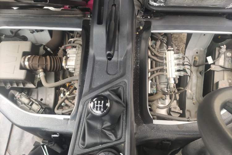 Used CHANGAN KAICHENG Ruixing M60 2023 1.6L CNG Comfort-Grade 6-Seater Passenger Vehicle Engine Bay