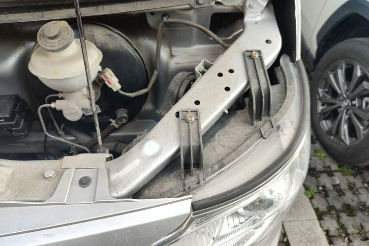 Used CHANGAN KAICHENG Ruixing M60 2023 1.6L CNG Comfort-Grade 6-Seater Passenger Vehicle Engine Bay Left