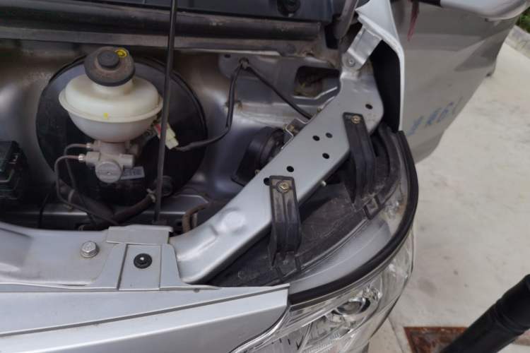 Used CHANGAN KAICHENG Ruixing M60 2023 1.6L CNG Comfort-Grade 6-Seater Passenger Vehicle Engine Bay Left