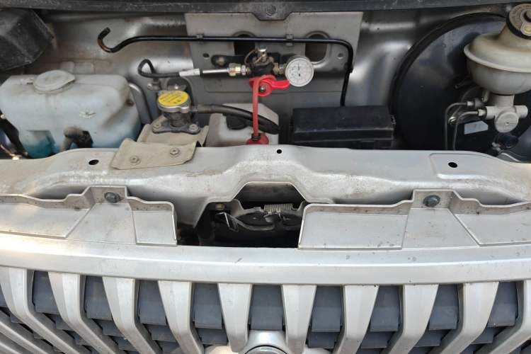 Used CHANGAN KAICHENG Ruixing M60 2023 1.6L CNG Comfort-Grade 6-Seater Passenger Vehicle Engine Bay