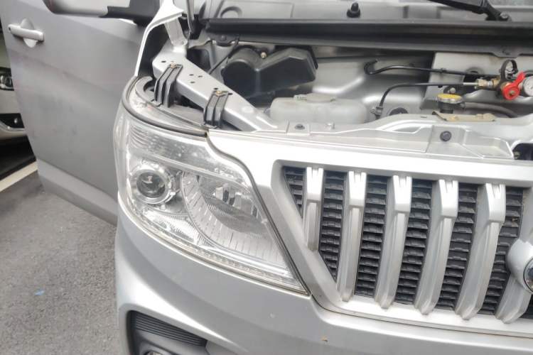 Used CHANGAN KAICHENG Ruixing M60 2023 1.6L CNG Comfort-Grade 6-Seater Passenger Vehicle Engine Bay Right