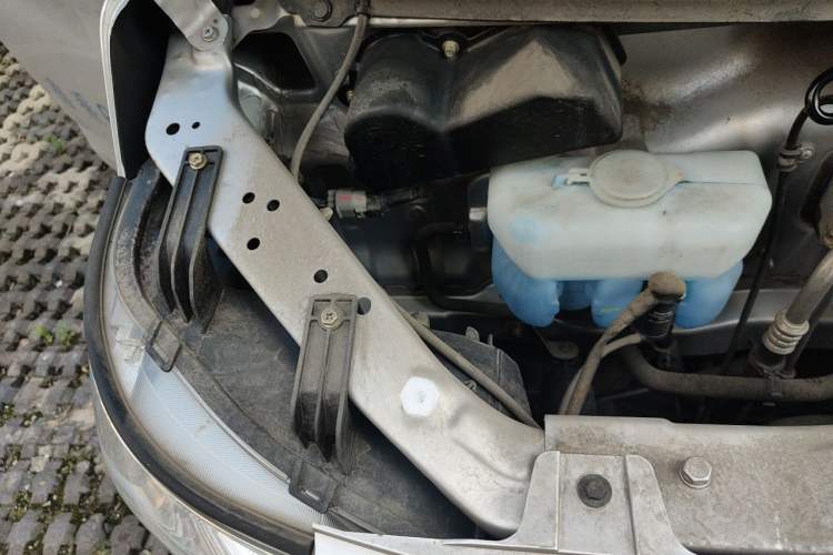 Used CHANGAN KAICHENG Ruixing M60 2023 1.6L CNG Comfort-Grade 6-Seater Passenger Vehicle Engine Bay Right