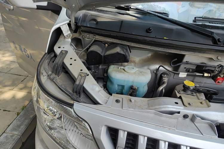 Used CHANGAN KAICHENG Ruixing M60 2023 1.6L CNG Comfort-Grade 6-Seater Passenger Vehicle Engine Bay Right