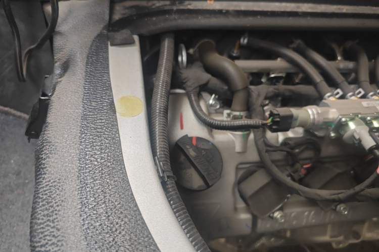 Used CHANGAN KAICHENG Ruixing M60 2023 1.6L CNG Comfort-Grade 6-Seater Passenger Vehicle Engine Bay Right