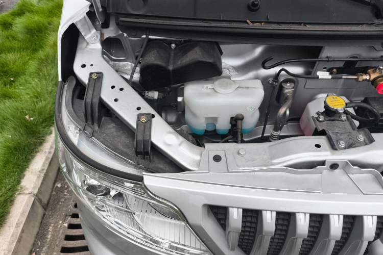 Used CHANGAN KAICHENG Ruixing M60 2023 1.6L CNG Comfort-Grade 6-Seater Passenger Vehicle Engine Bay Right