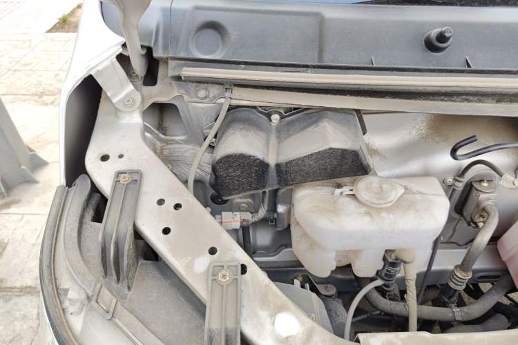 Used CHANGAN KAICHENG Ruixing M60 2023 1.6L CNG Comfort-Grade 6-Seater Passenger Vehicle Engine Bay Right
