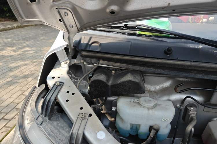 Used CHANGAN KAICHENG Ruixing M60 2023 1.6L CNG Comfort-Grade 6-Seater Passenger Vehicle Engine Bay Right