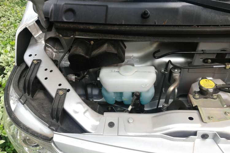 Used CHANGAN KAICHENG Ruixing M60 2023 1.6L CNG Comfort-Grade 6-Seater Passenger Vehicle Engine Bay Right