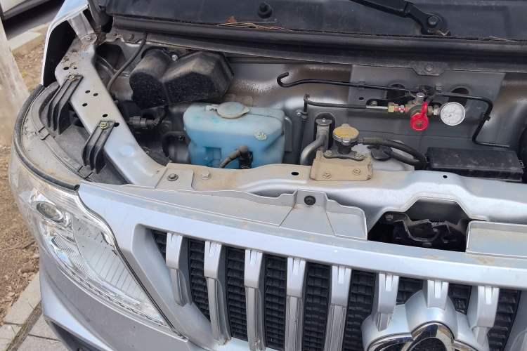Used CHANGAN KAICHENG Ruixing M60 2023 1.6L CNG Comfort-Grade 6-Seater Passenger Vehicle Engine Bay Right