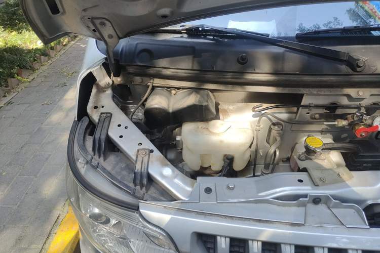 Used CHANGAN KAICHENG Ruixing M60 2023 1.6L CNG Comfort-Grade 6-Seater Passenger Vehicle Engine Bay Right