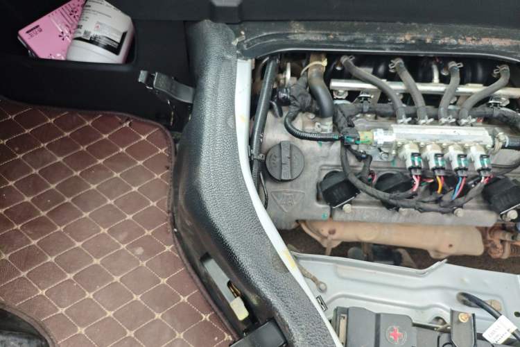 Used CHANGAN KAICHENG Ruixing M60 2023 1.6L CNG Comfort-Grade 6-Seater Passenger Vehicle Engine Bay Right