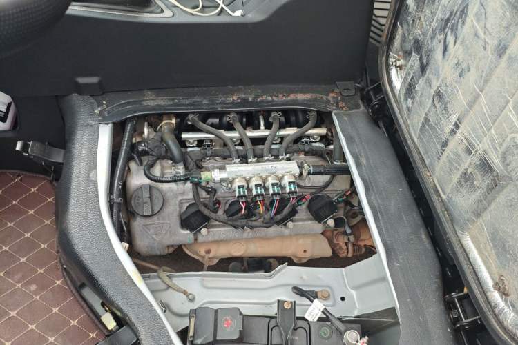 Used CHANGAN KAICHENG Ruixing M60 2023 1.6L CNG Comfort-Grade 6-Seater Passenger Vehicle Engine Bay