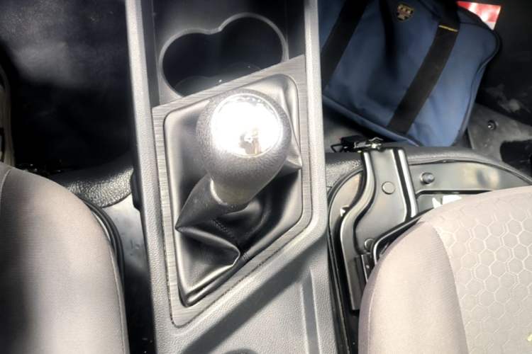Used CHANGAN KAICHENG Ruixing M60 2023 1.5L GDI Comfort-Class Passenger Vehicle 6/7 Seats Gear Lever