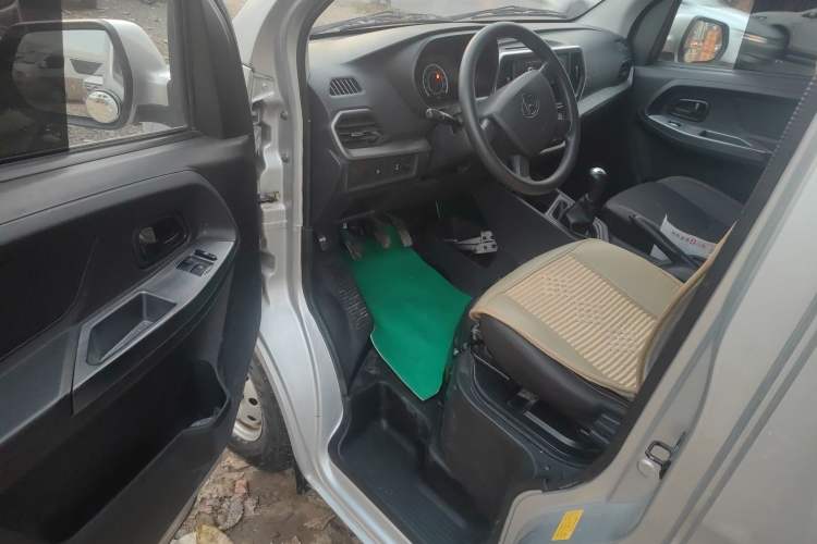 Used CHANGAN KAICHENG Ruixing M60 2023 1.5L GDI Comfort-Class Passenger Vehicle 6/7 Seats Interior 2