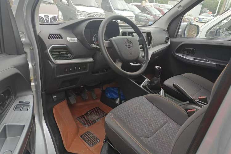 Used CHANGAN KAICHENG Ruixing M60 2023 1.6L CNG Comfort-Grade 6-Seater Passenger Vehicle Interior 2