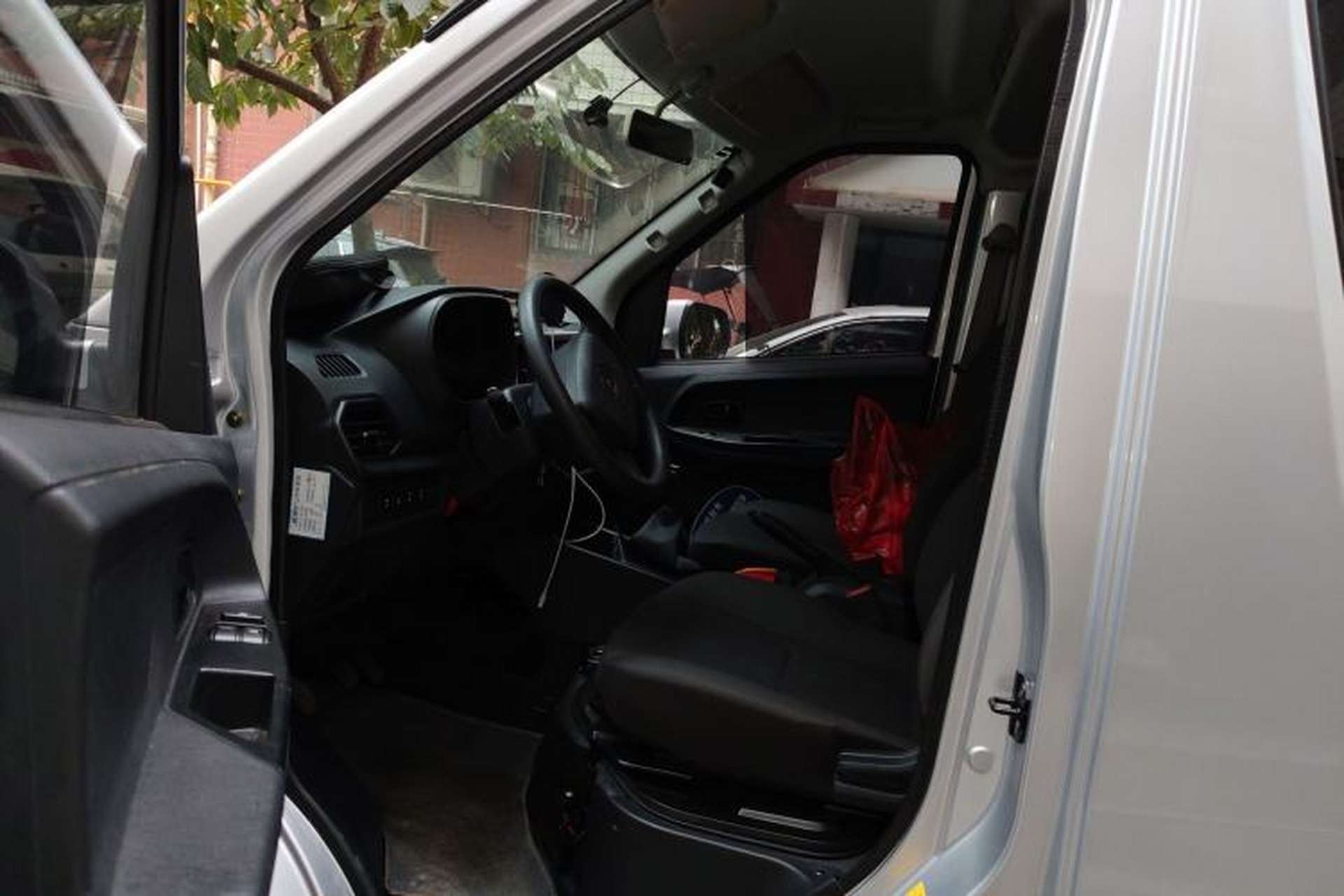 Used CHANGAN KAICHENG Ruixing M60 2023 1.6L CNG Comfort-Grade 6-Seater Passenger Vehicle Interior 3