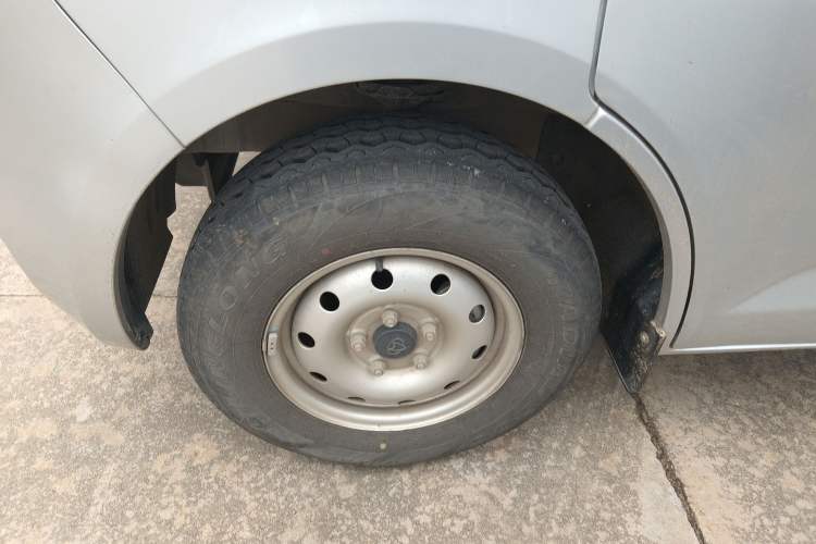 Used CHANGAN KAICHENG Ruixing M60 2023 1.5L GDI Comfort Van 2-Seater Left Front Wheel Hub
