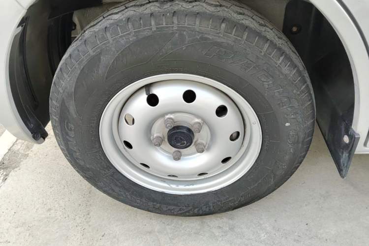 Used CHANGAN KAICHENG Ruixing M60 2023 1.5L GDI Comfort-Class Passenger Vehicle 6/7 Seats Left Front Wheel Hub