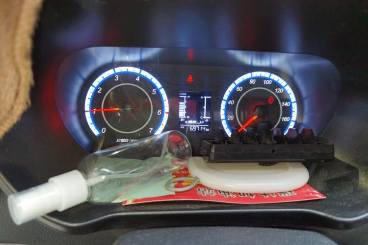 Used CHANGAN KAICHENG Ruixing M60 2023 1.6L CNG Comfort-Grade 6-Seater Passenger Vehicle Odometer Close Up